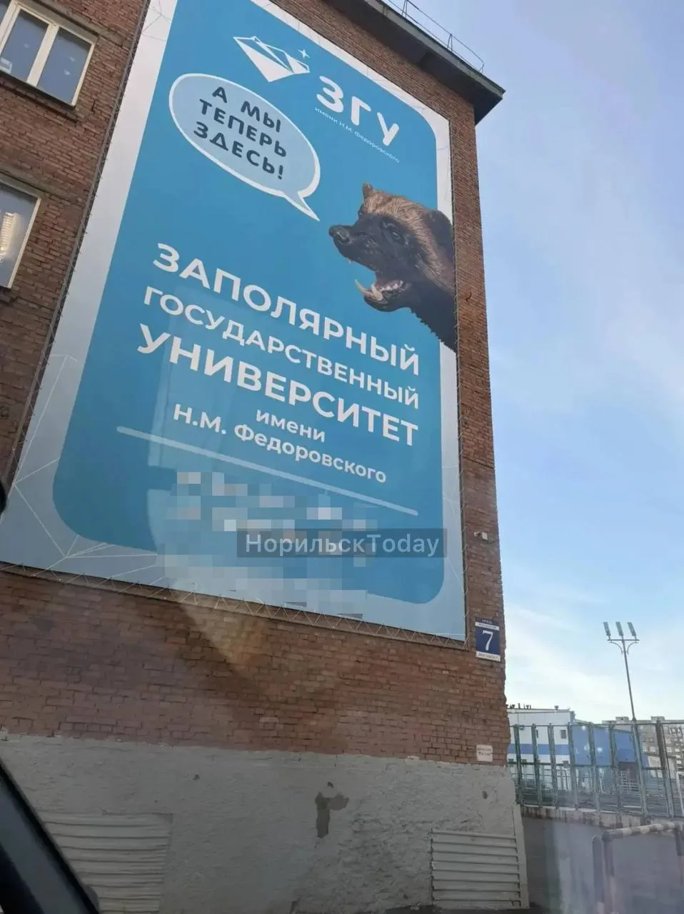 «ЗГУ, ау! Университет новоиспечённый, вы что творите? Битые стёкла, битые лампы, строит...