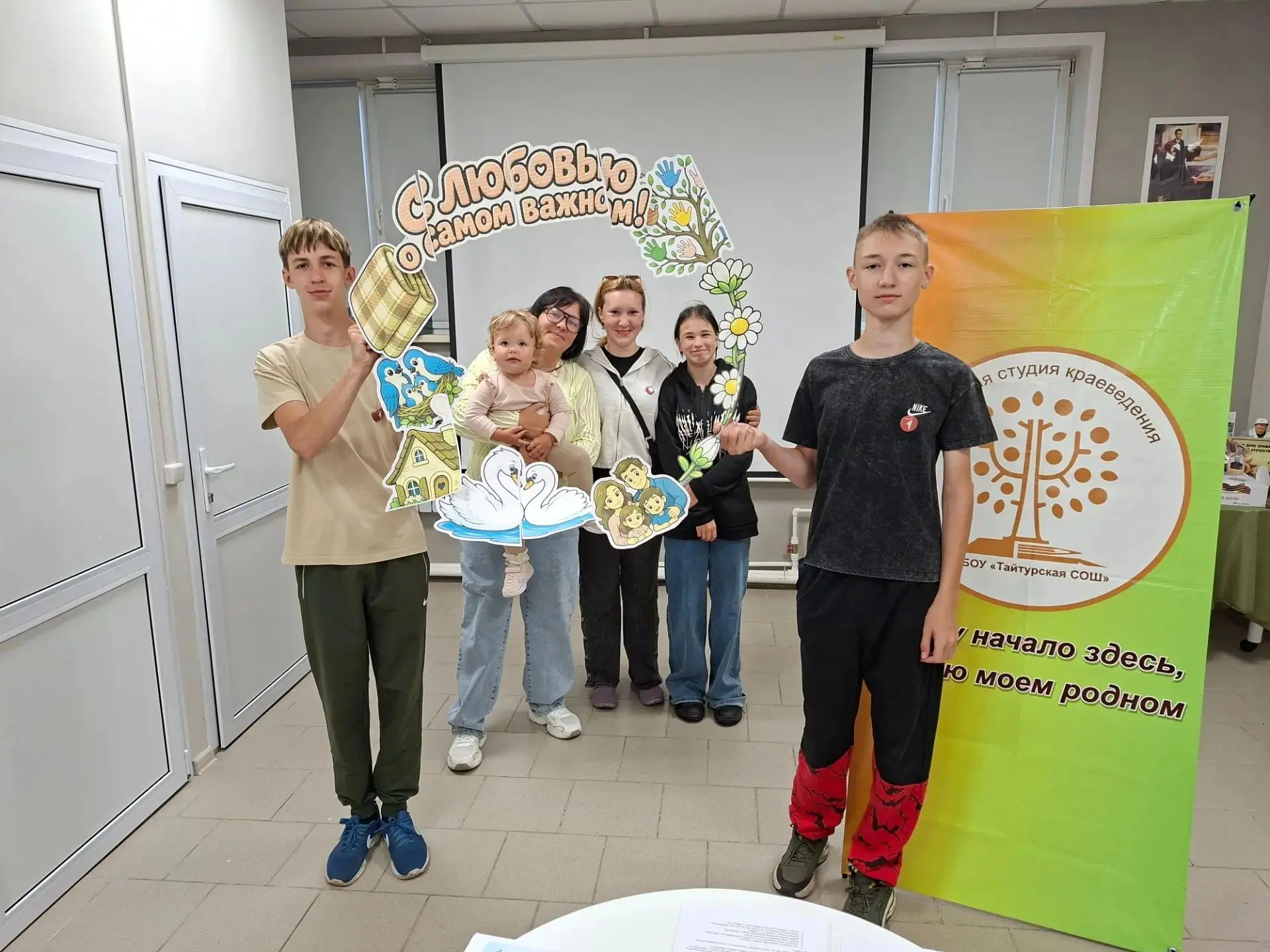 🎉 «Герб моей семьи»: творчество, история и семейные ценности! 🎉

Активисты «Движения Первых» прове