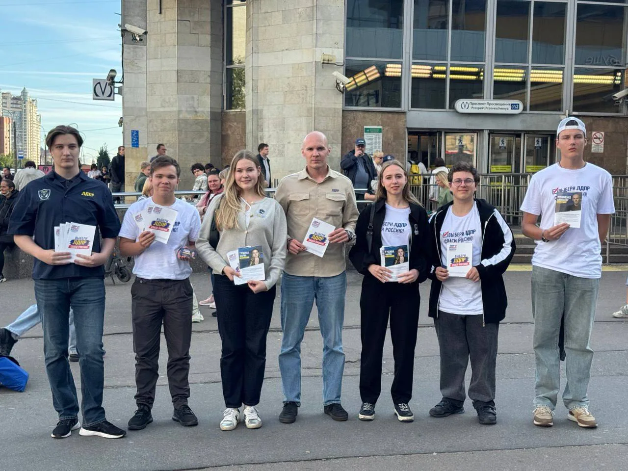 Продолжаем работу - встречаемся с жителями, передаём партийные буклеты и общаемся с пет...