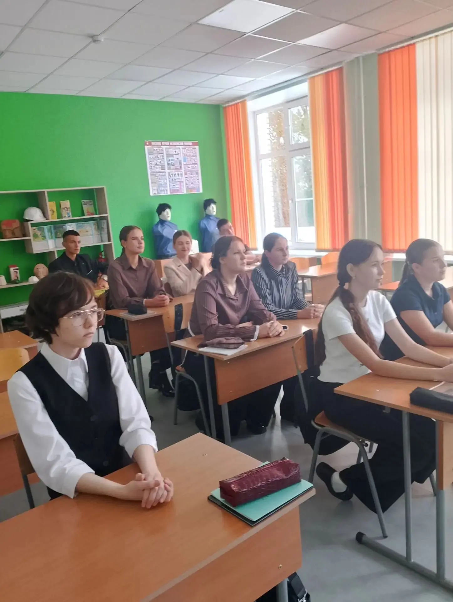 Для обучающихся школы был проведен урок безопасности, на котором учитель повторил с ним...