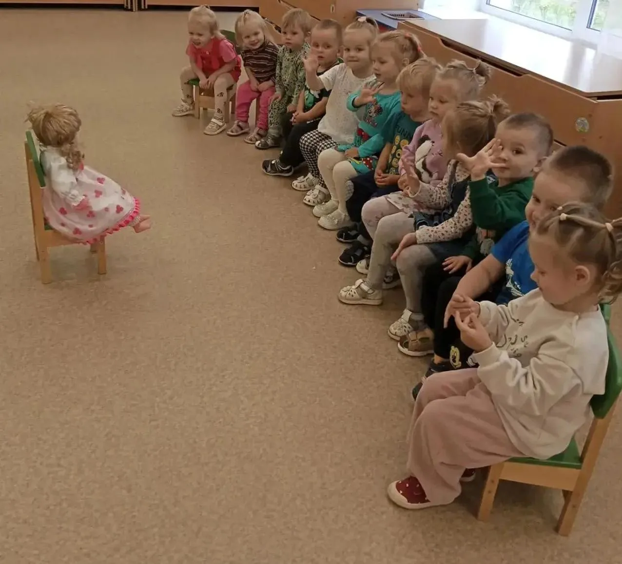 В младшей группе прошло необычное, весёлое развлечение День конфетного фантика. В гости...