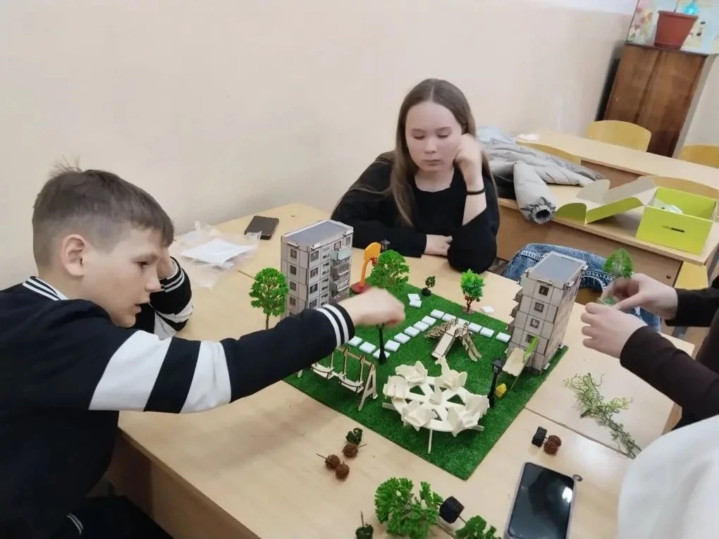 🚀 Первый день профориентационных смен в строительном профиле: школьники пробуют себя в профессиях!  