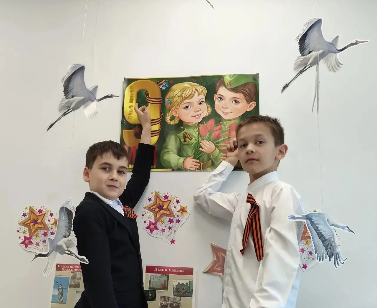 📍 В преддверии Дня Победы гимназия преобразилась. Учащиеся вместе с учителями оформили кабинеты, а г