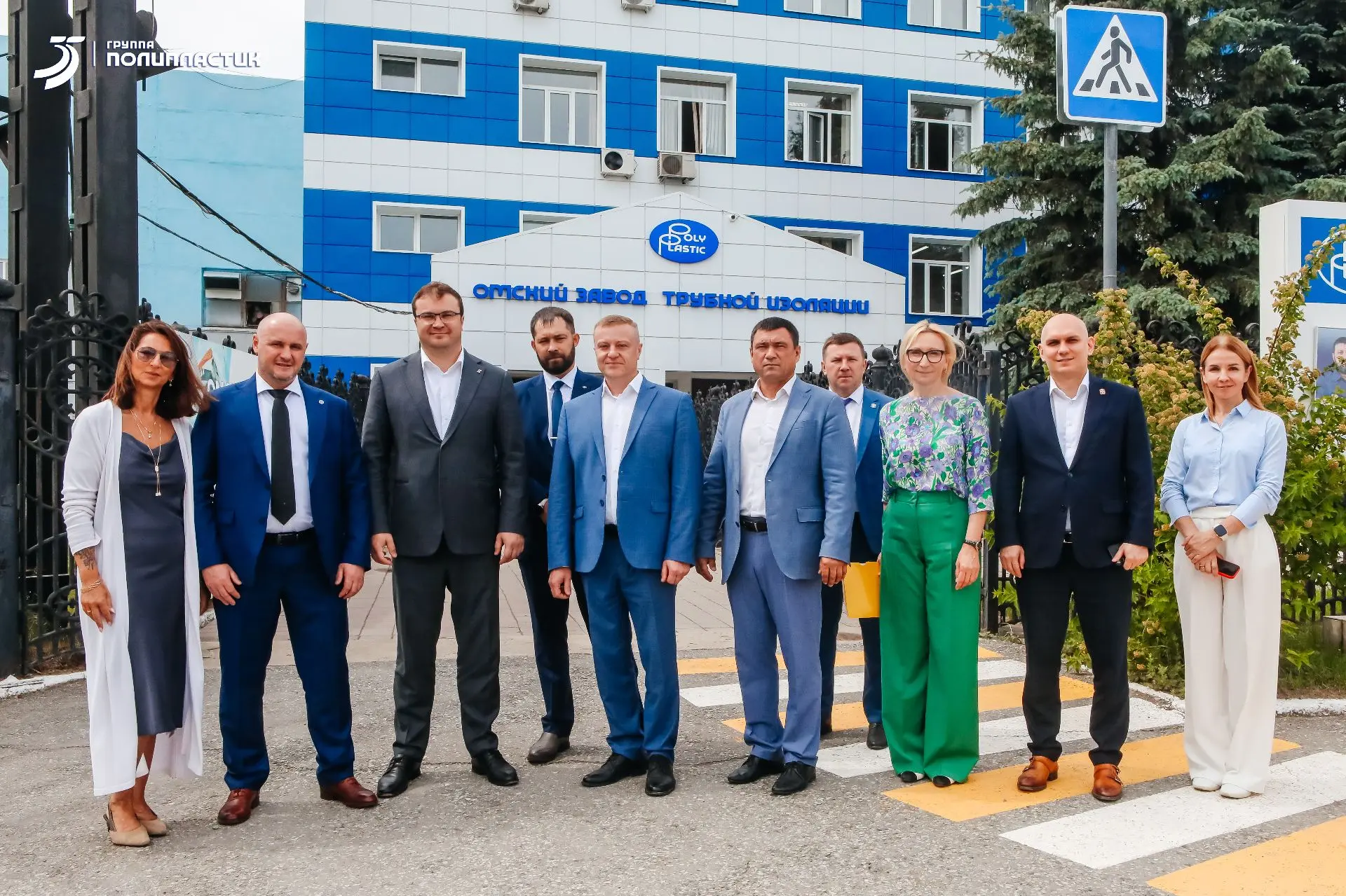 В рамках рабочей поездки по предприятиям Омска глава региона Виталий Хоценко посетил Омский завод тр