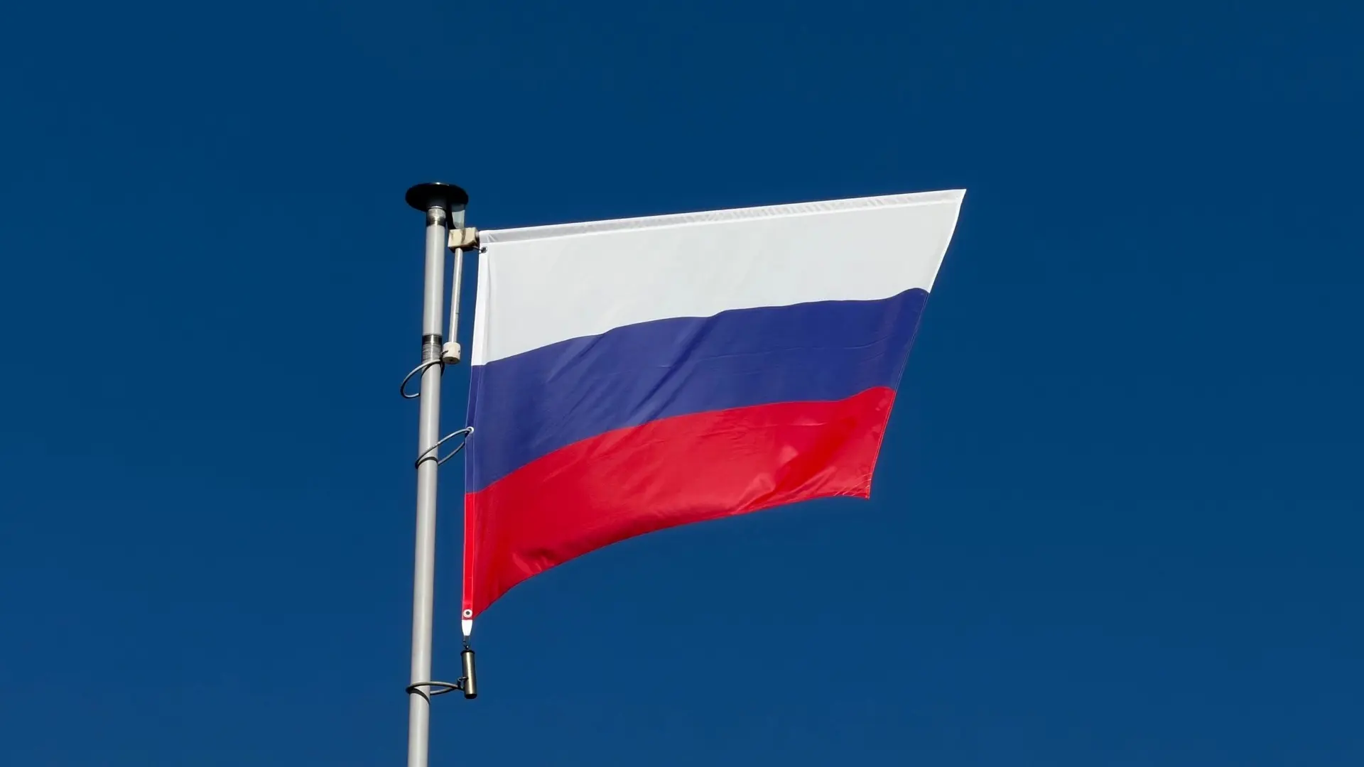 🇷🇺📅21 августа в преддверии Дня Флага Российской Федерации, над п.Глубокий торжествен...