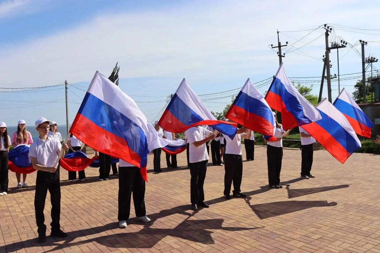 🇷🇺 В Тамани волонтёры развернули 60-метровый флаг в честь Дня России

30 добровольцев движения «Эн