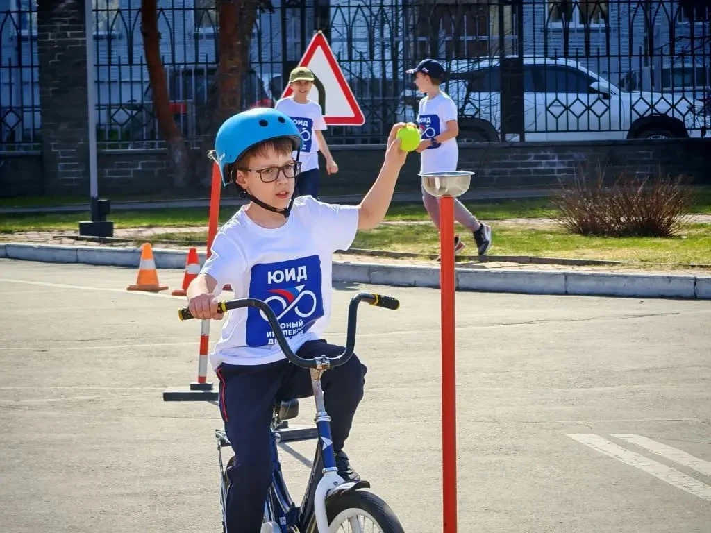 🚦 Наши ребята на конкурсе «Безопасное колесо»!  Вчера команда ЮИД лицея под руководством советника д