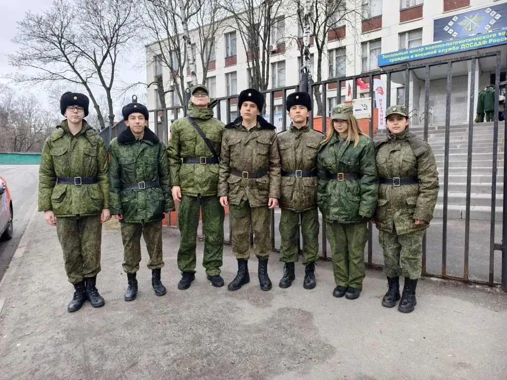 🇷🇺 Юнармейцы 8 «Г»: достойный бой в «Зарнице 2.0»!  На прошлой неделе наш кадетский 8 «Г» класс пред