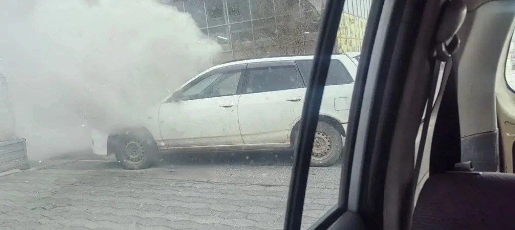 Автомобиль горел на ул. Дружбы Народов, 44 у магазина "Хороший".