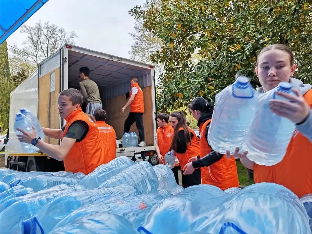 #МЫВМЕСТЕ с Туапсе🤝  В город доставили 17 тонн воды от депутата Крымского городского совета Евгения 