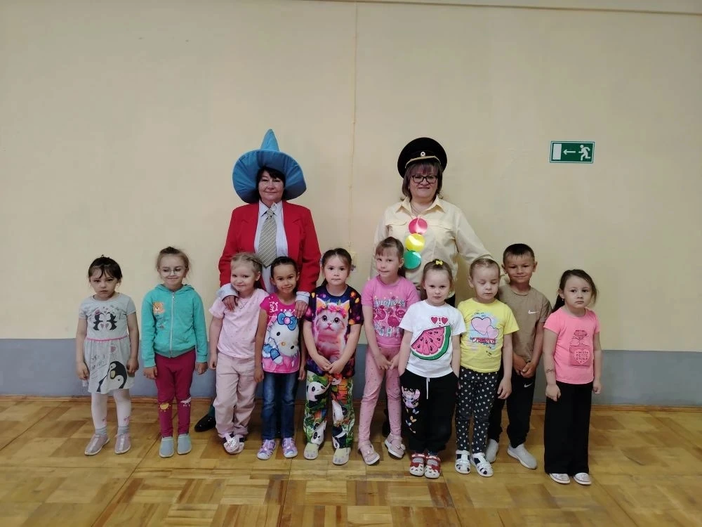 Наши ребята побывали в гостях у самых веселых и полезных персонажей – Незнайки и Светоф...