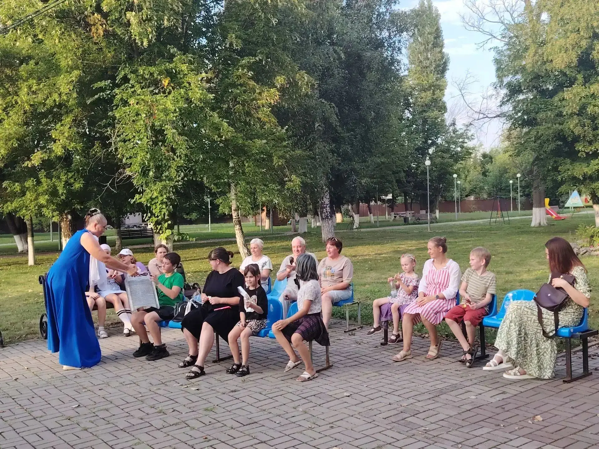 Ансамбль 'Зоренька' побывал в городском парке с музыкально- развлекательной программой