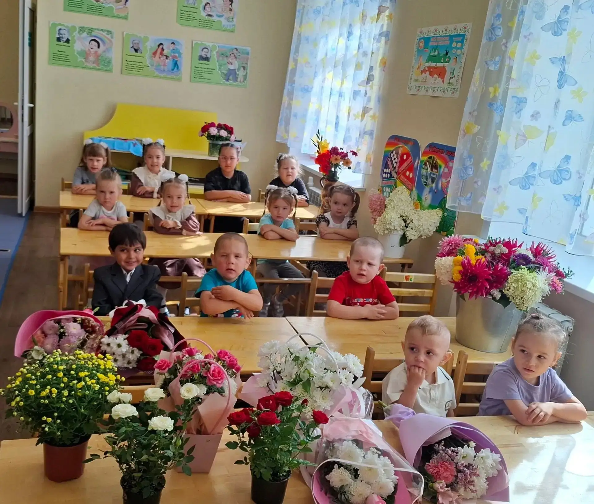 Нәни куллар чәчәк тота, Йөздә — нурлы елмаю. Белем көне котлы булсын, Күңелләрдә — изге...