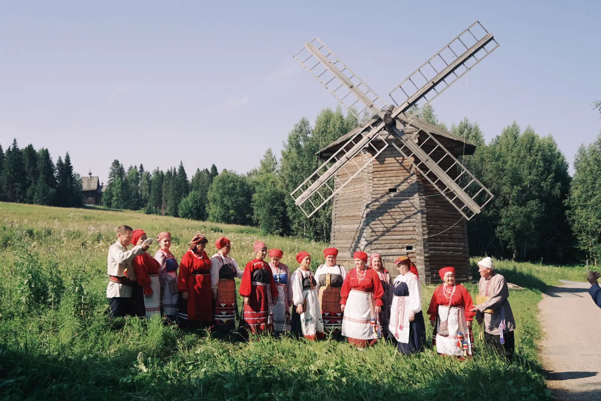 Днём - жара, национальные костюмы, деревянная церковь и мельница. Всё как надо.

К вечеру поймали зо