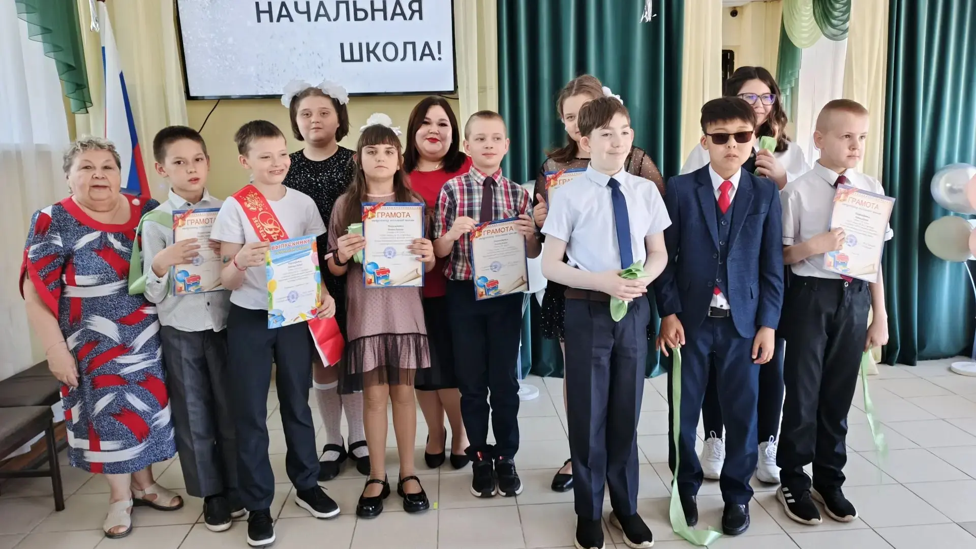 Прощай, начальная школа! 4 «А» и 4 «Б» переходят в среднее звено 🎓✨