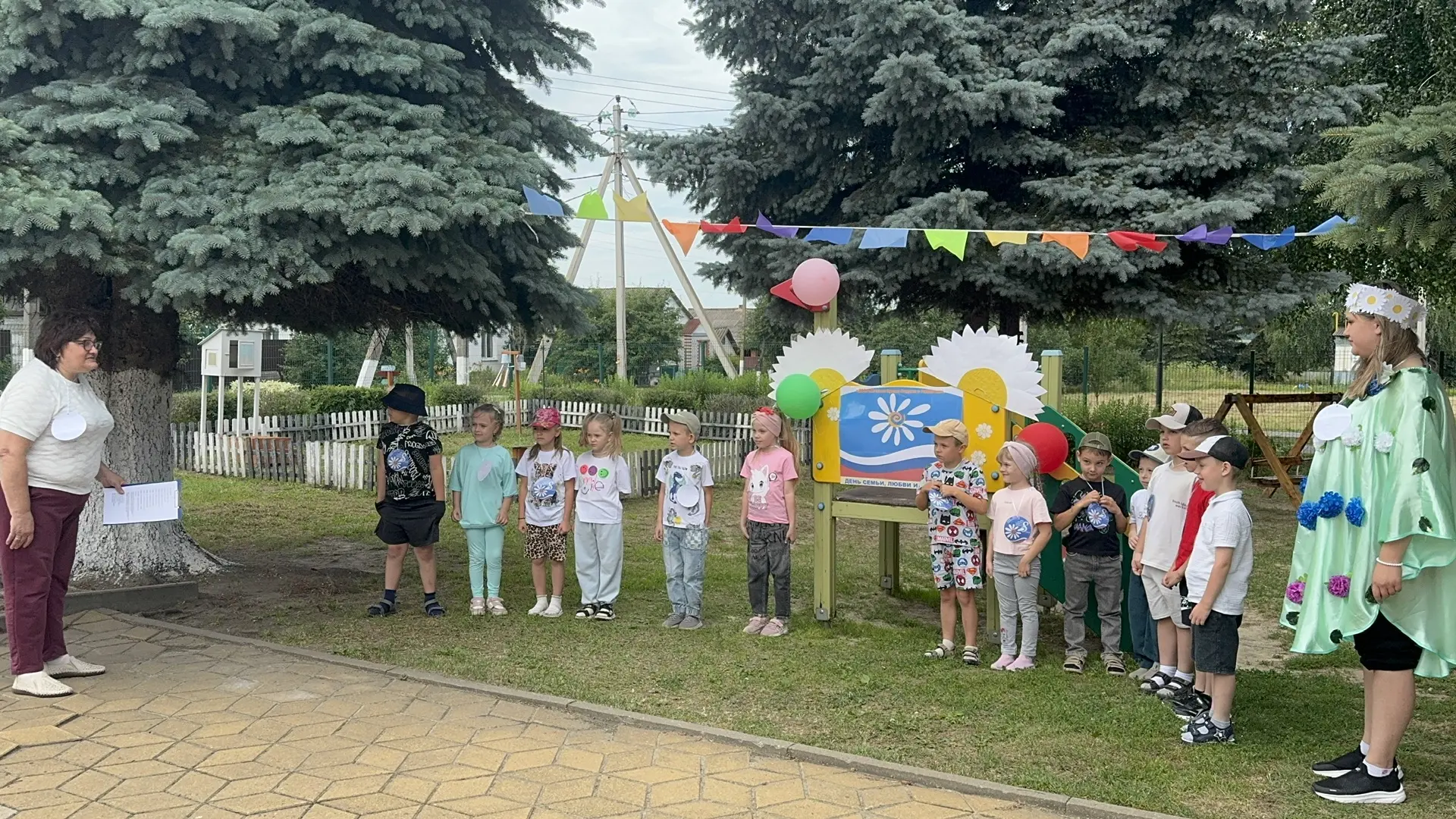 🌸 В нашем детском саду прошла замечательная акция ко Дню семьи, любви и верности! 🌸
"Двор: "Детско