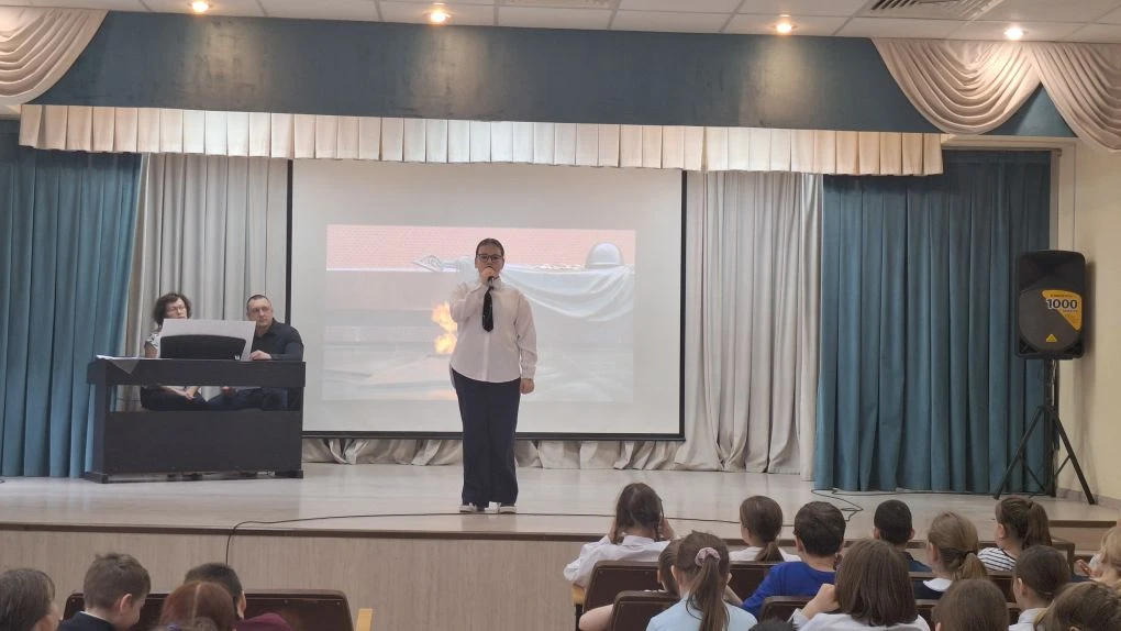 Ученики и преподаватели нашей школы вместе с Детской школой искусств №12 провели линейку в честь дня