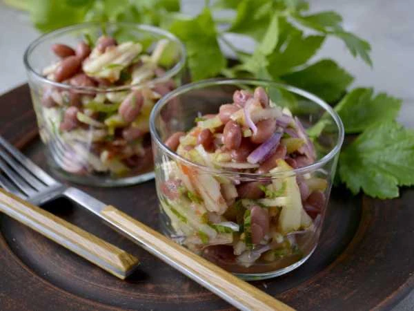 🥗 Салат с красной фасолью 

Ингредиенты

 🫘 Красная фасоль консервированная – 150 г
🥒 Огурец мари