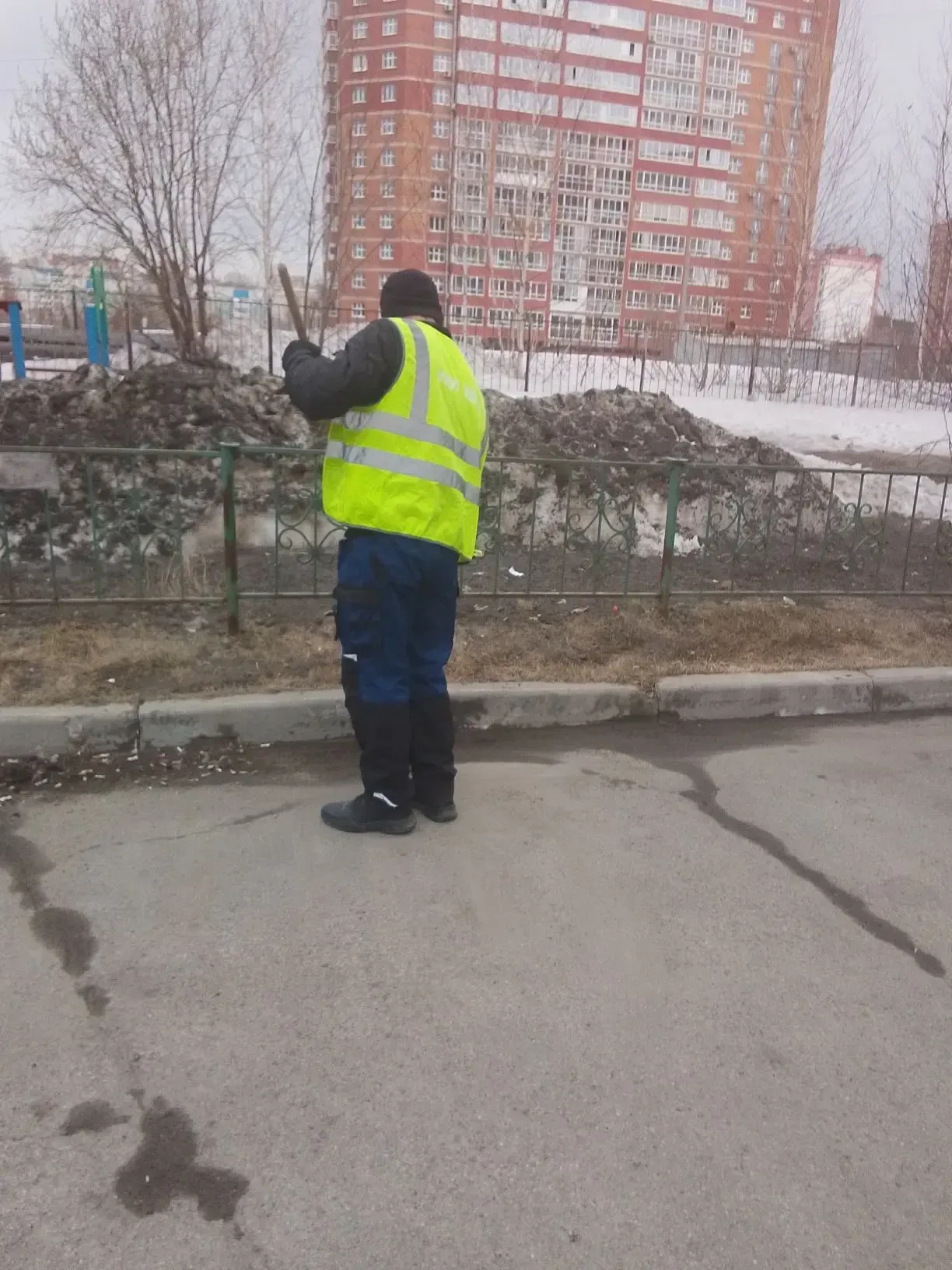 Уважаемые жители микрорайонов! 🌿

С приходом весны и вытаивания огромного количества мусора нами ор