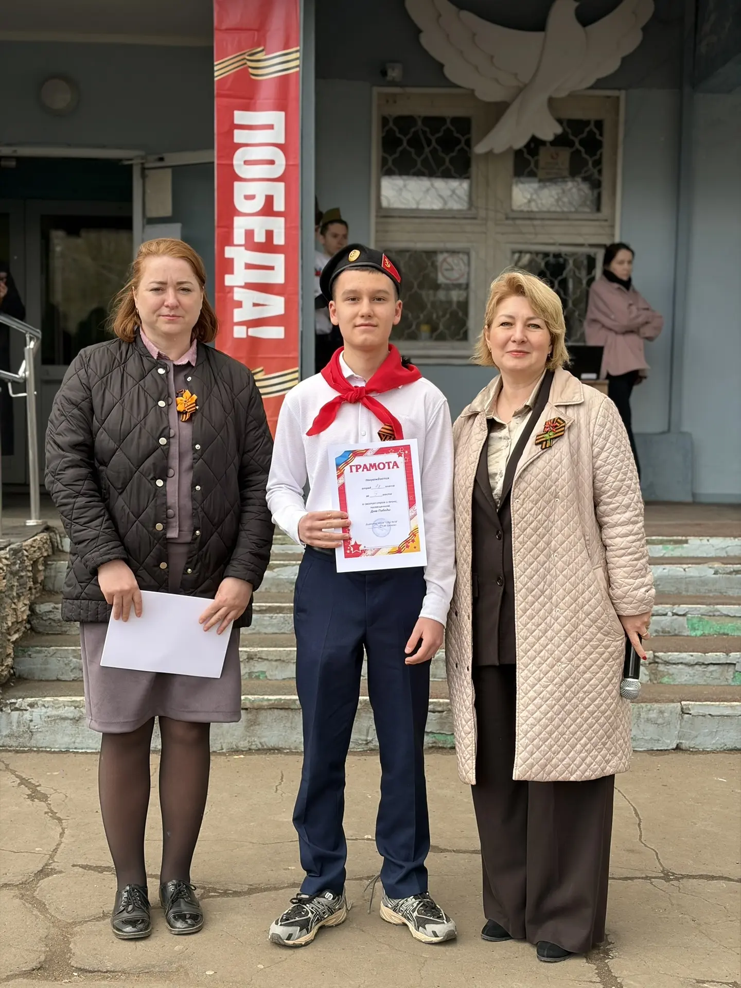 Смотр строя и песни среди 8-х классов состоялся! Все команды выступили достойно, показав отличную сл