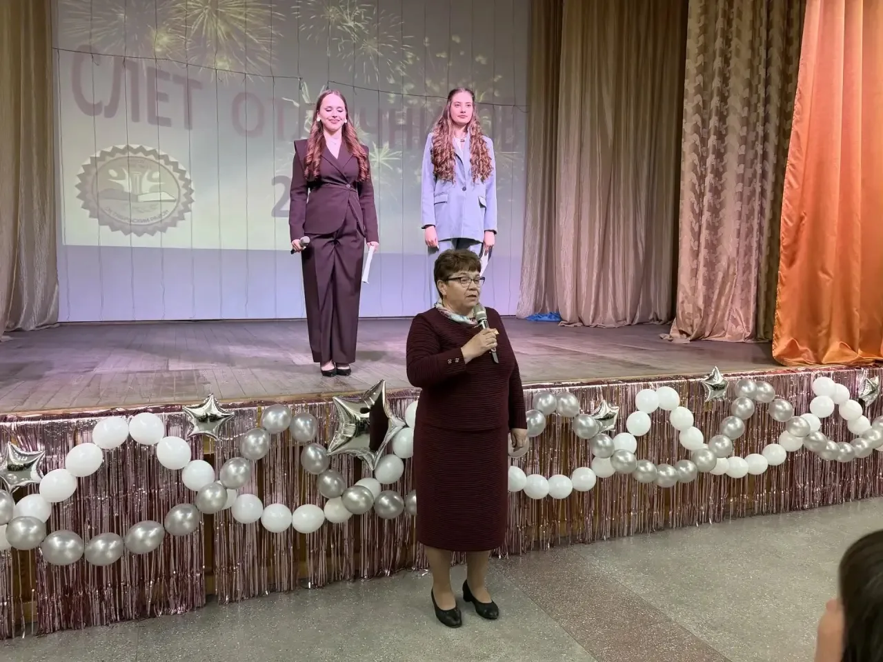 🎓 Сегодня в нашей школе прошёл слёт отличников!  Мы чествовали самых старательных и целеустремлённых