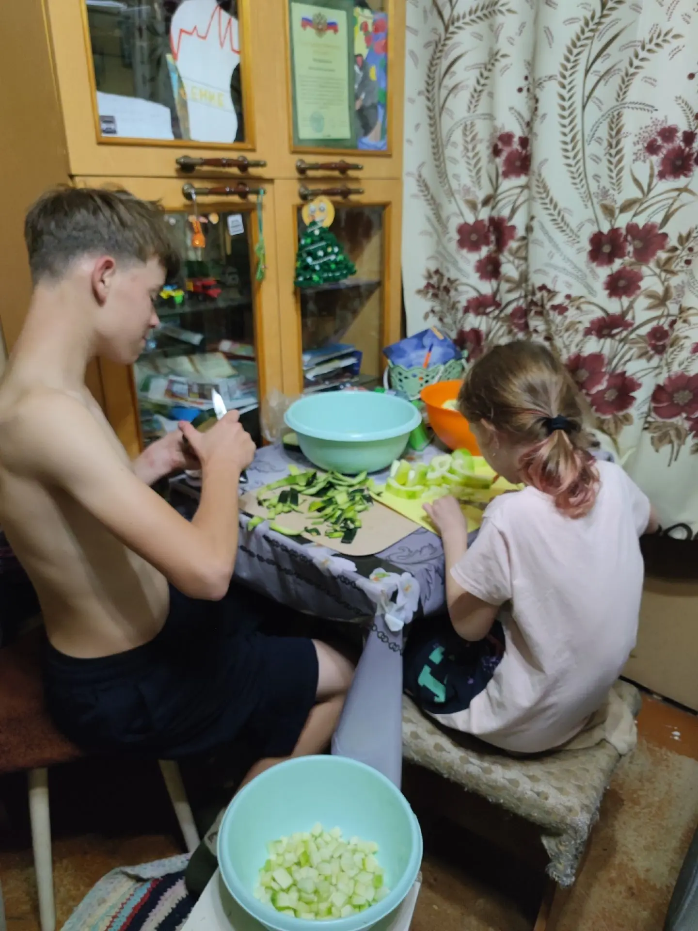 Заключительные фотографии школьного марафона "Вот оно какое наше лето". Завершают его С...