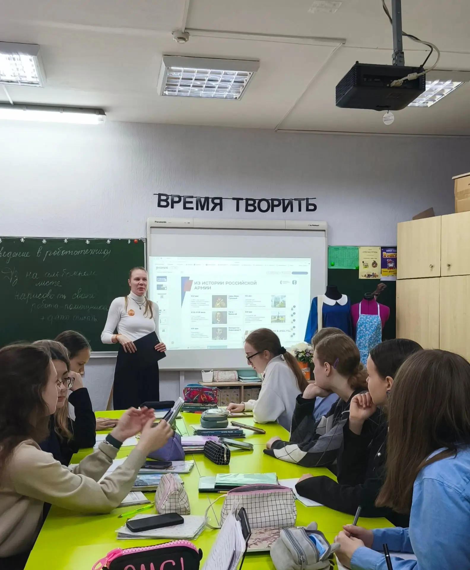 Сегодня ученики 7 «Г» класса стали участниками увлекательной тематической лекции «Герои на защите Ро