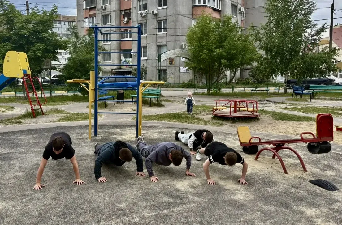 Лето в самом разгаре☀️ Многие разъехались, но мы остались и выходим во дворы с трениров...