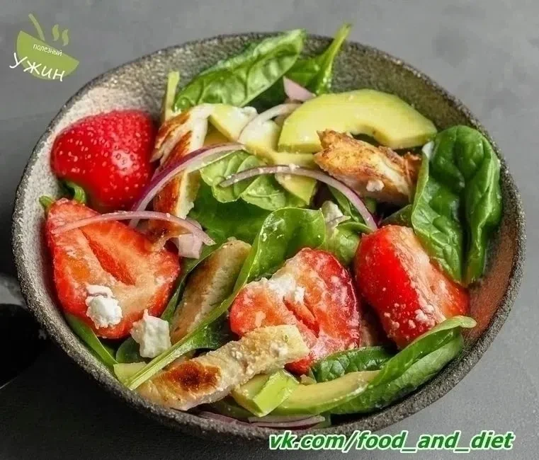 Салат с курицей, авокадо и клубникой 🍓🥑 
 
Калорийность на 100 гр - 112 ккал (БЖУ - 10.6/6.0/3.0) 