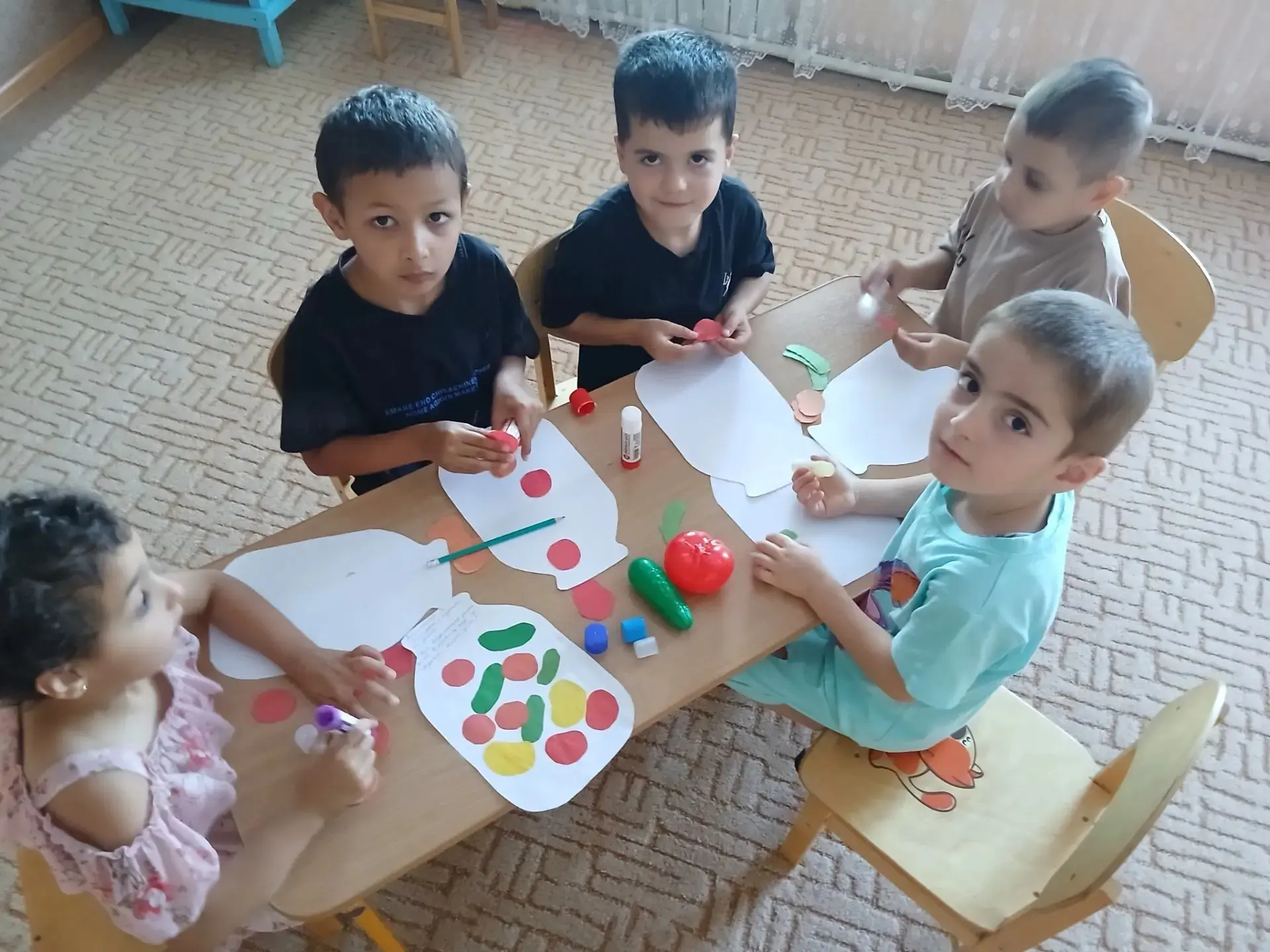 Аппликация «Заготовки на зиму» — это увлекательное занятие, где из бумаги вырезаются силуэты овощей 