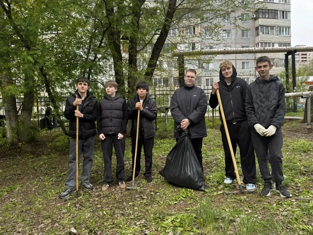 🌳 Наш школьный двор стал ещё уютнее!  Сегодня наша школа присоединилась к Всероссийскому субботнику.