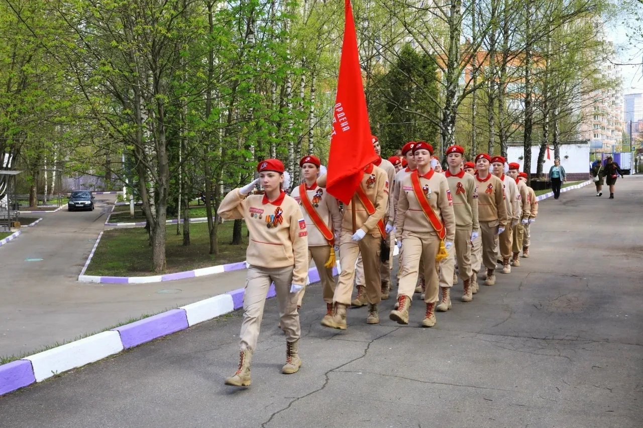 Во дворах продолжают звучать песни Победы🙌  Юнармейцы в рамках акции «Парад у дома ветерана» навести