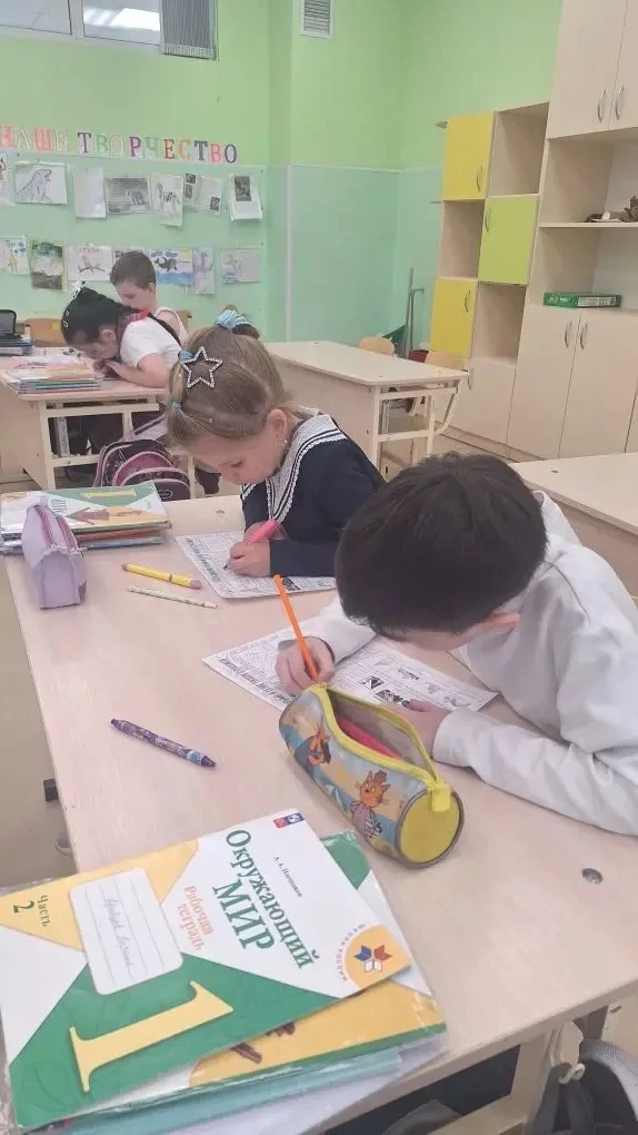🗓 Важная дата в истории нашей страны! Сегодня, 18 марта, в нашей школе прошли тематические классные 