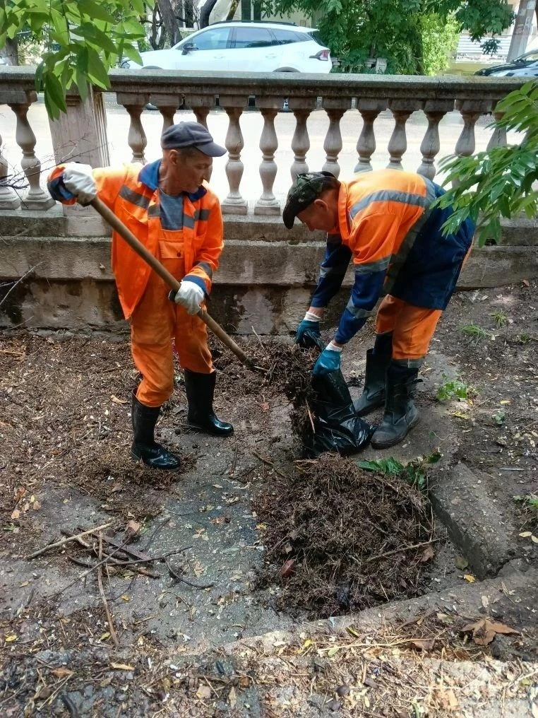 🛠 Рабочие моменты 
⁣
Бригада Александра Дудкина очищает решетки дождеприемников в Гагаринском район