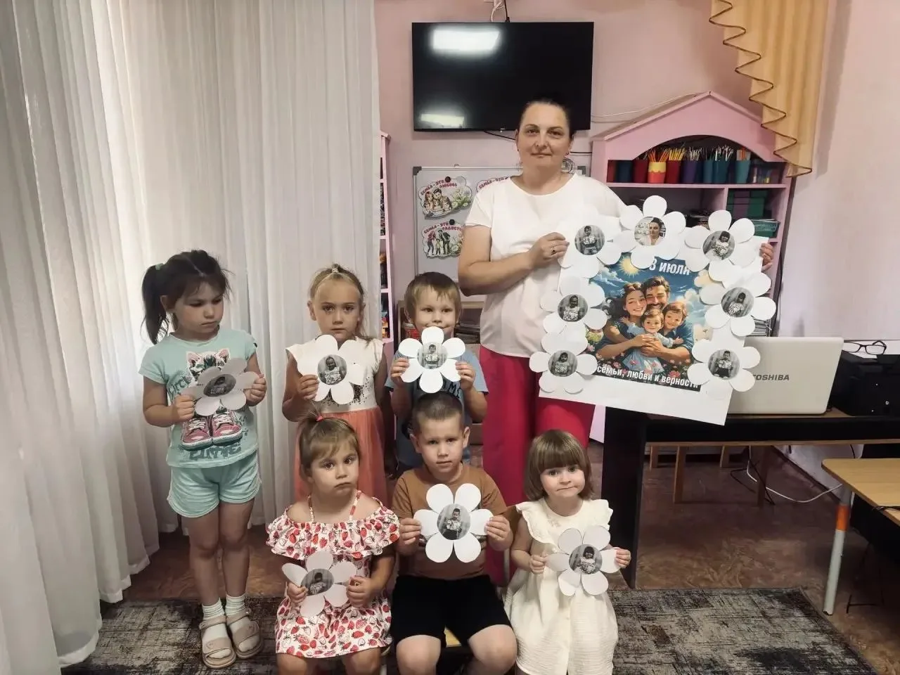 День семьи, любви и верности празднуют в России летом — 8 июля. У праздника очень нежный символ — цв