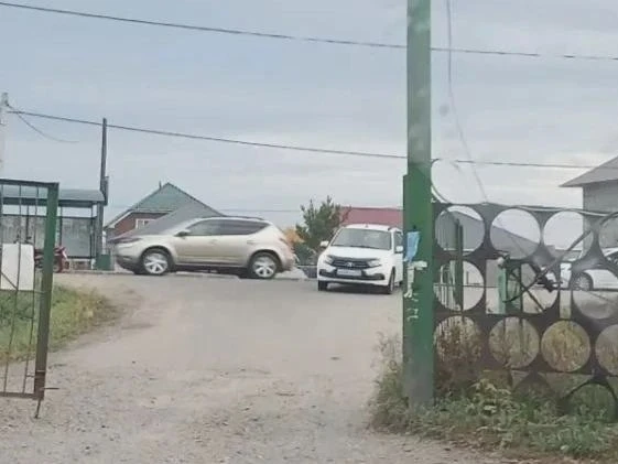 🚨 На повороте в садоводство «Феникс» — авария с мотоциклом