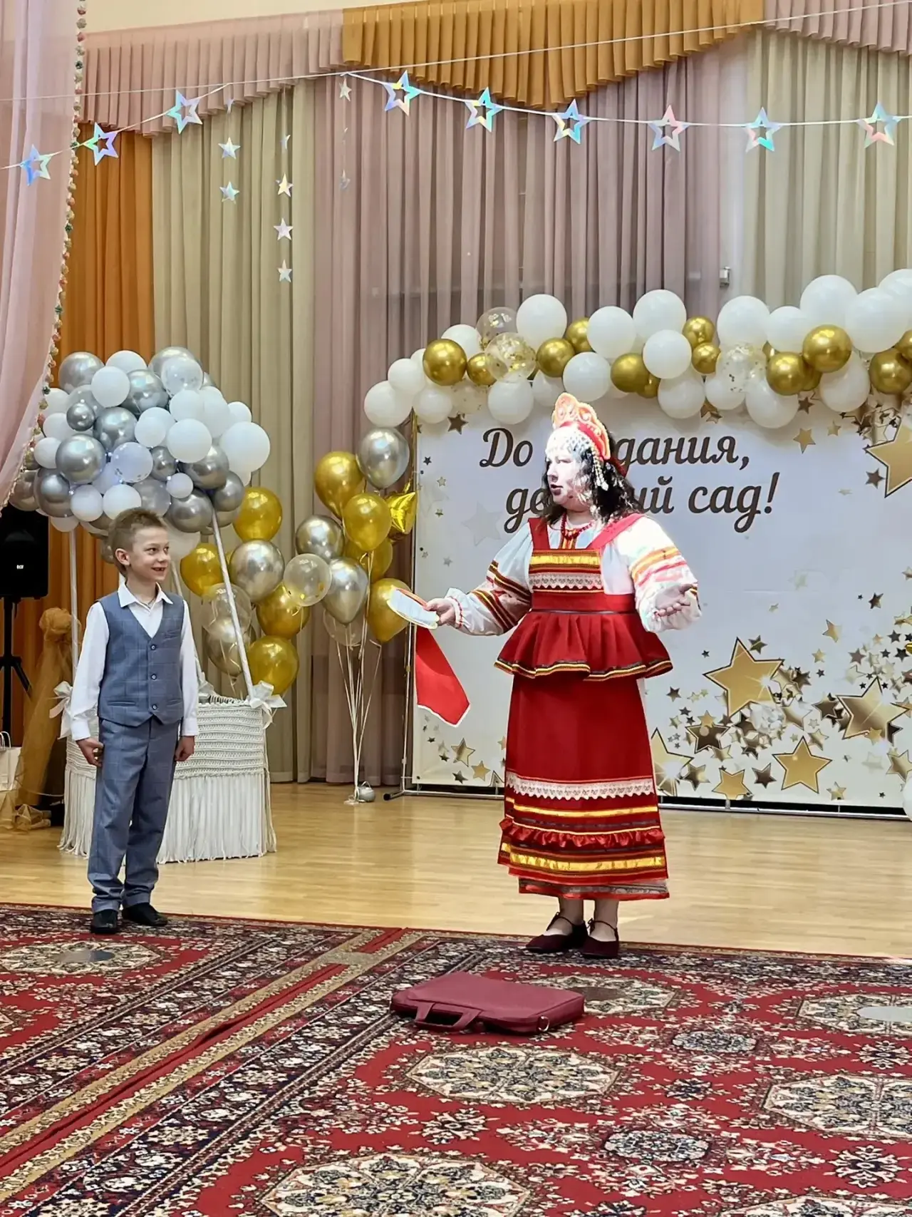 🎊 В дошкольных корпусах проходят самые трогательные и запоминающиеся праздники — выпускные у воспита