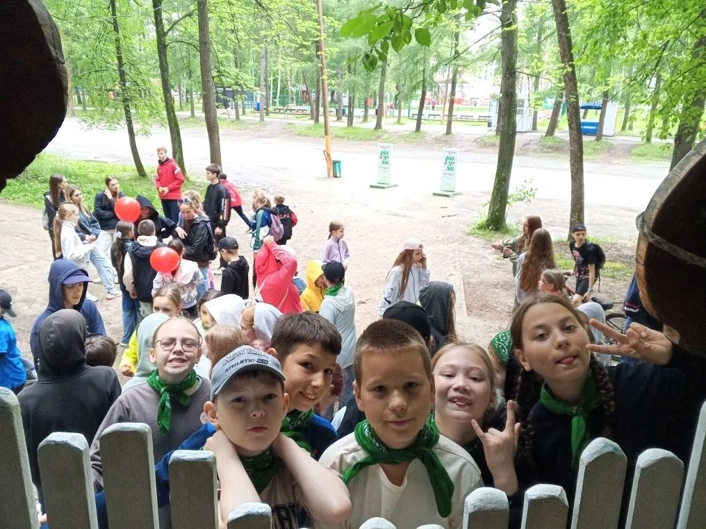 Сегодня наши орлята отправились в самое настоящее приключение -  в верёвочный парк «Маугли» в парке 