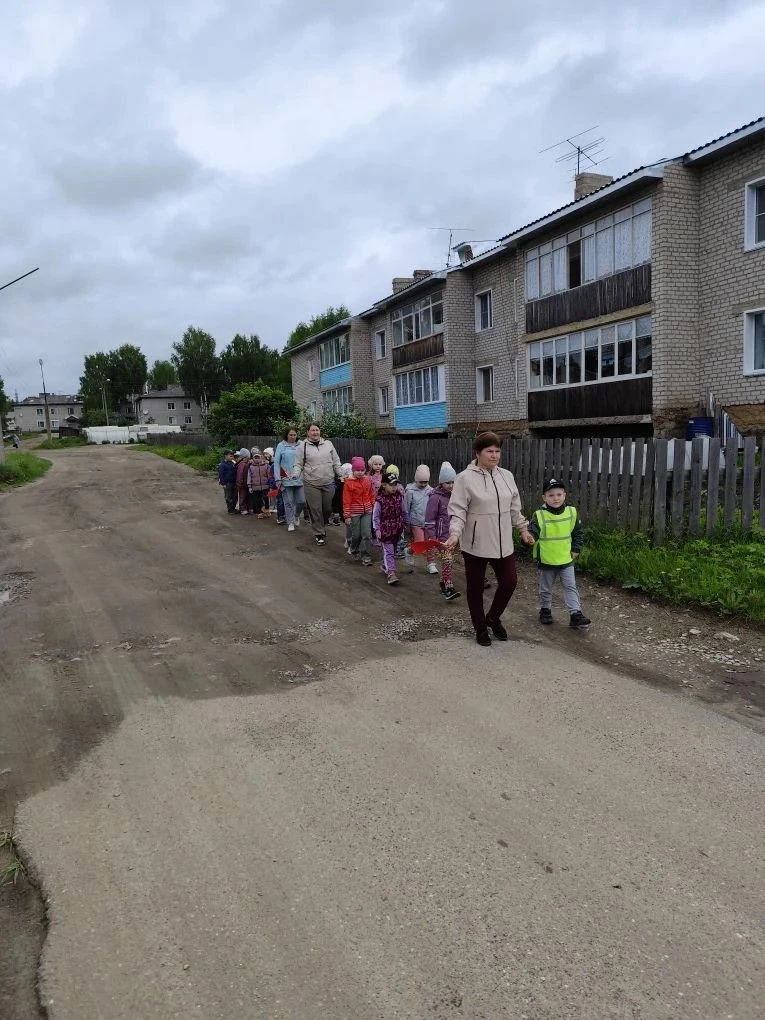Воспитанники старших групп «Капельки» и «Улыбка» вместе с воспитателями Ногиной Ириной Александровно