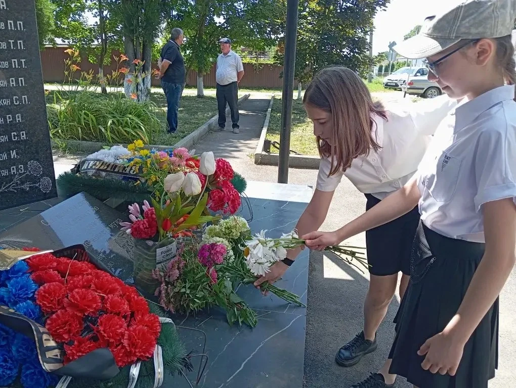22 июня, в День памяти и скорби, в нашем поселке прошла торжественная Акция «Честь в молчанье отдаём