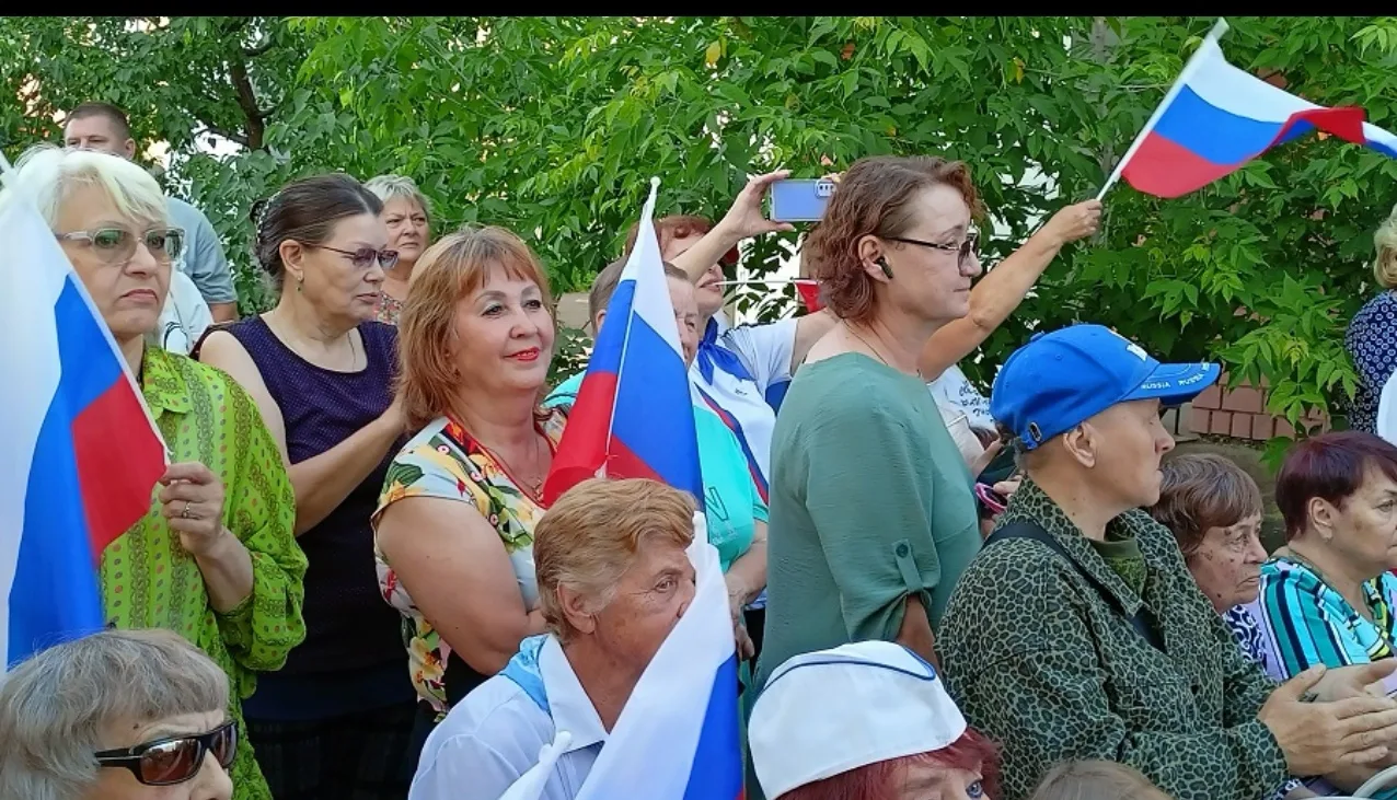 Гордо реет флаг России -