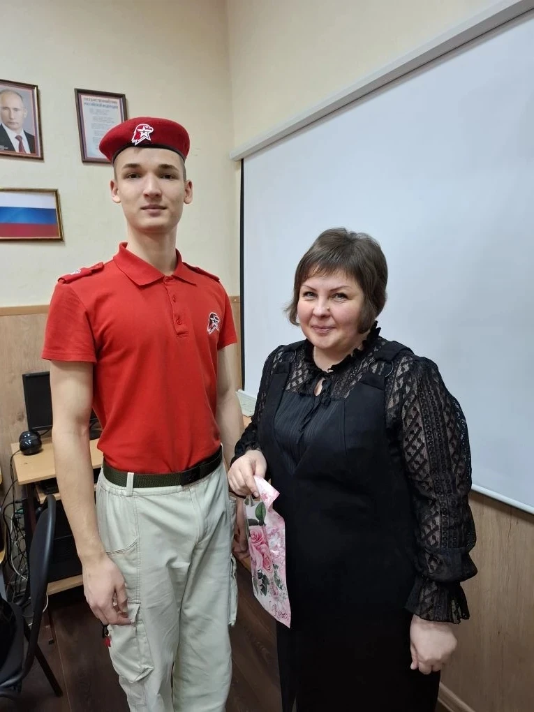 Юнармейцы нашей школы поздравили с Международным женским днем 8 марта педагогов школы, волонтеров из