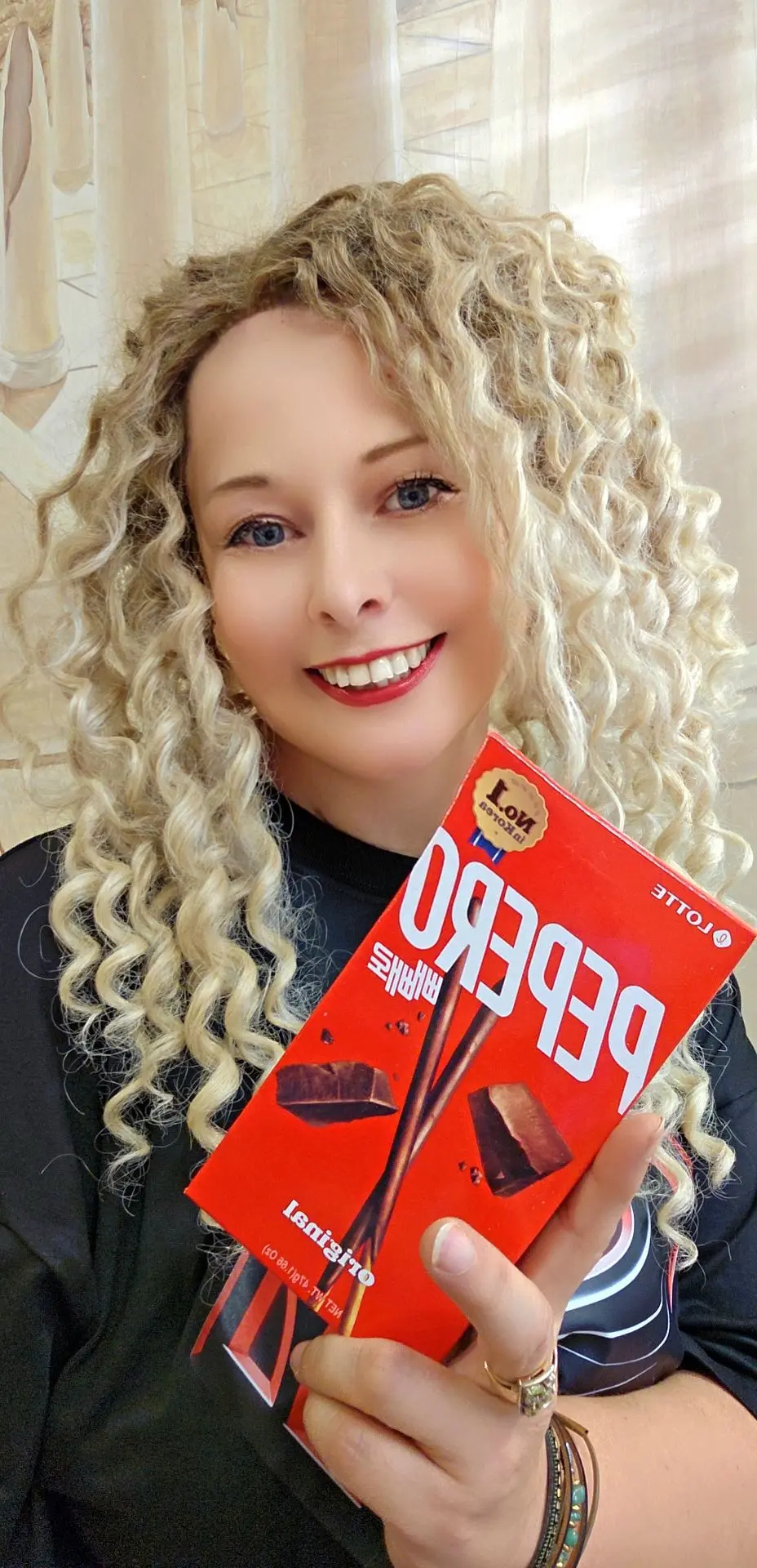 Печенье-палочки Lotte Pepero — это хрустящее бисквитное тесто в шоколадной глазури.