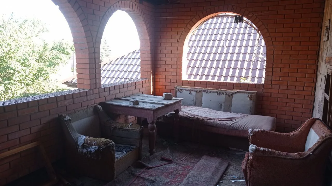 Продам В Мариуполе  большой дом в Мариуполе,  на Левом берегу (ориентир м-кр  Ленинградский), до мор