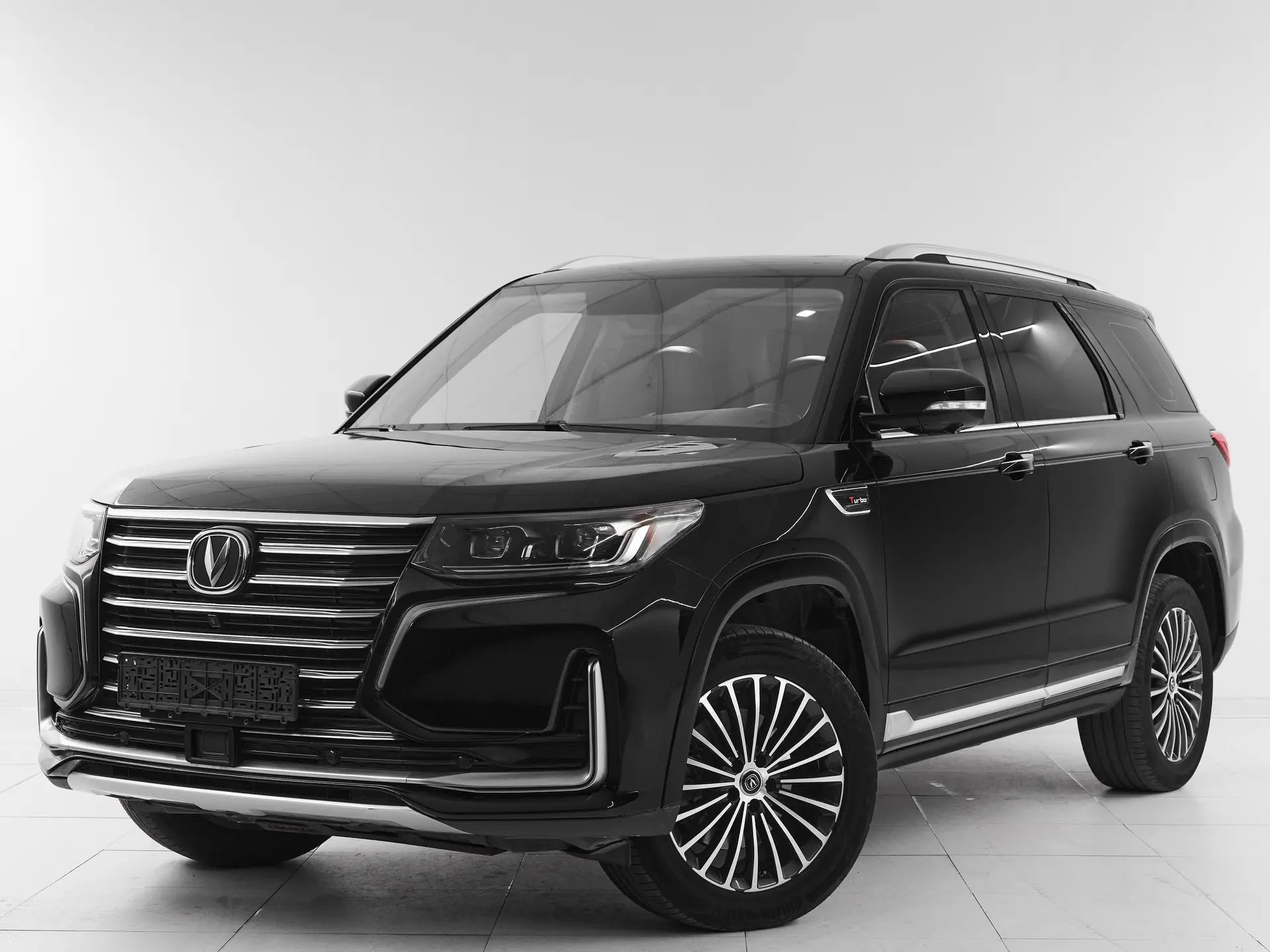 В НАЛИЧИИ Changan CS95 I Рестайлинг 2022 года  с пробегом

Пройдемся по главному:

✅ Бензиновый двиг