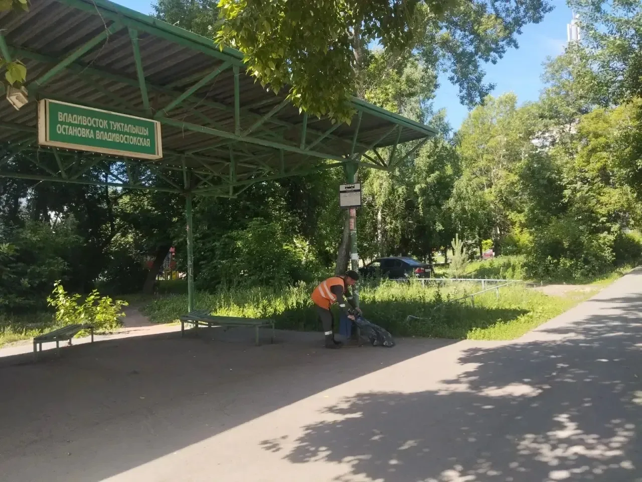 Коммунальные службы района продолжают наводить порядок.

Ежедневно проводится уборка дорог и тротуар