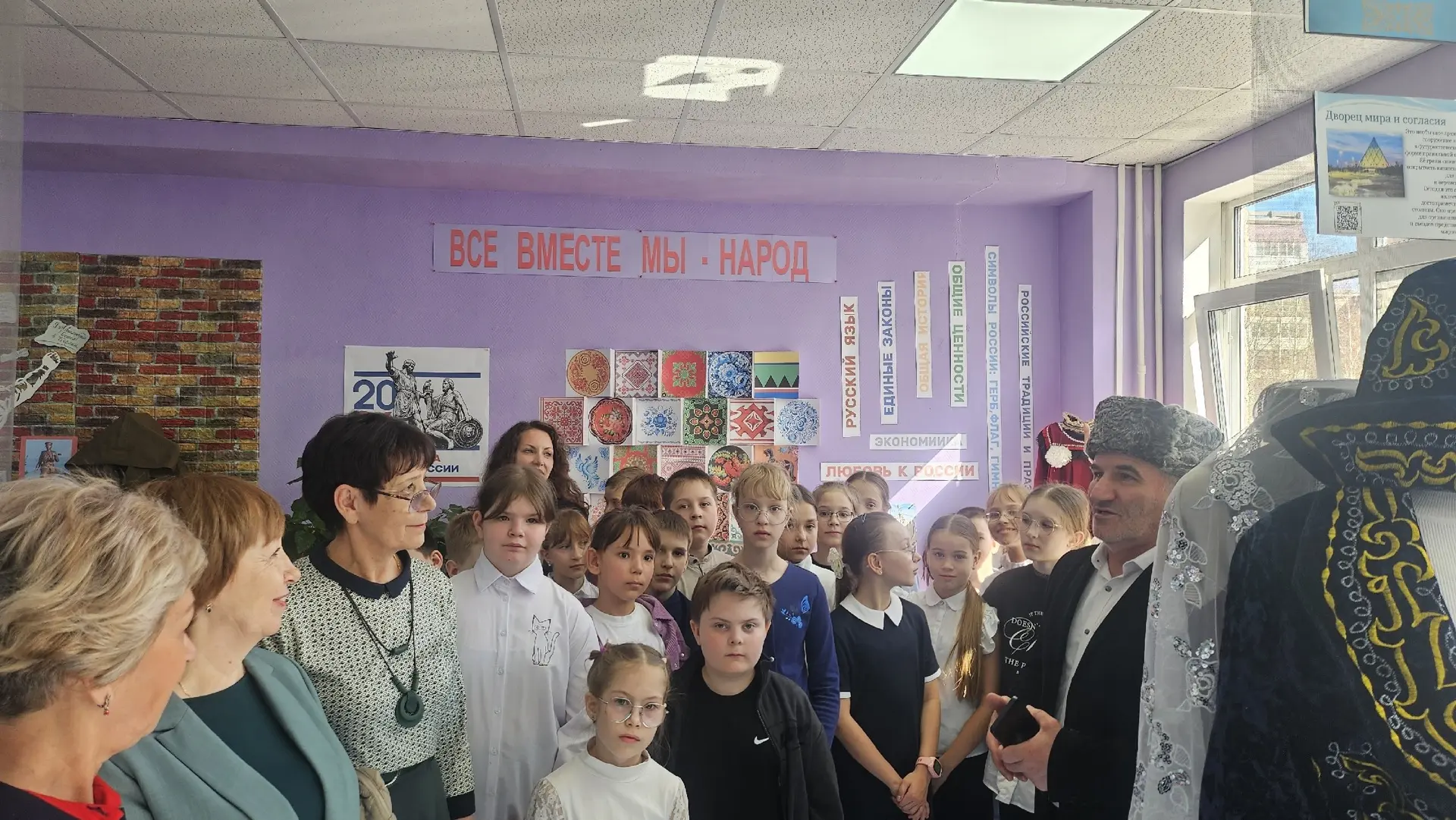 Единство народа в пространстве музея🤝  В предпраздничные дни в школьном музее состоялась серия экску