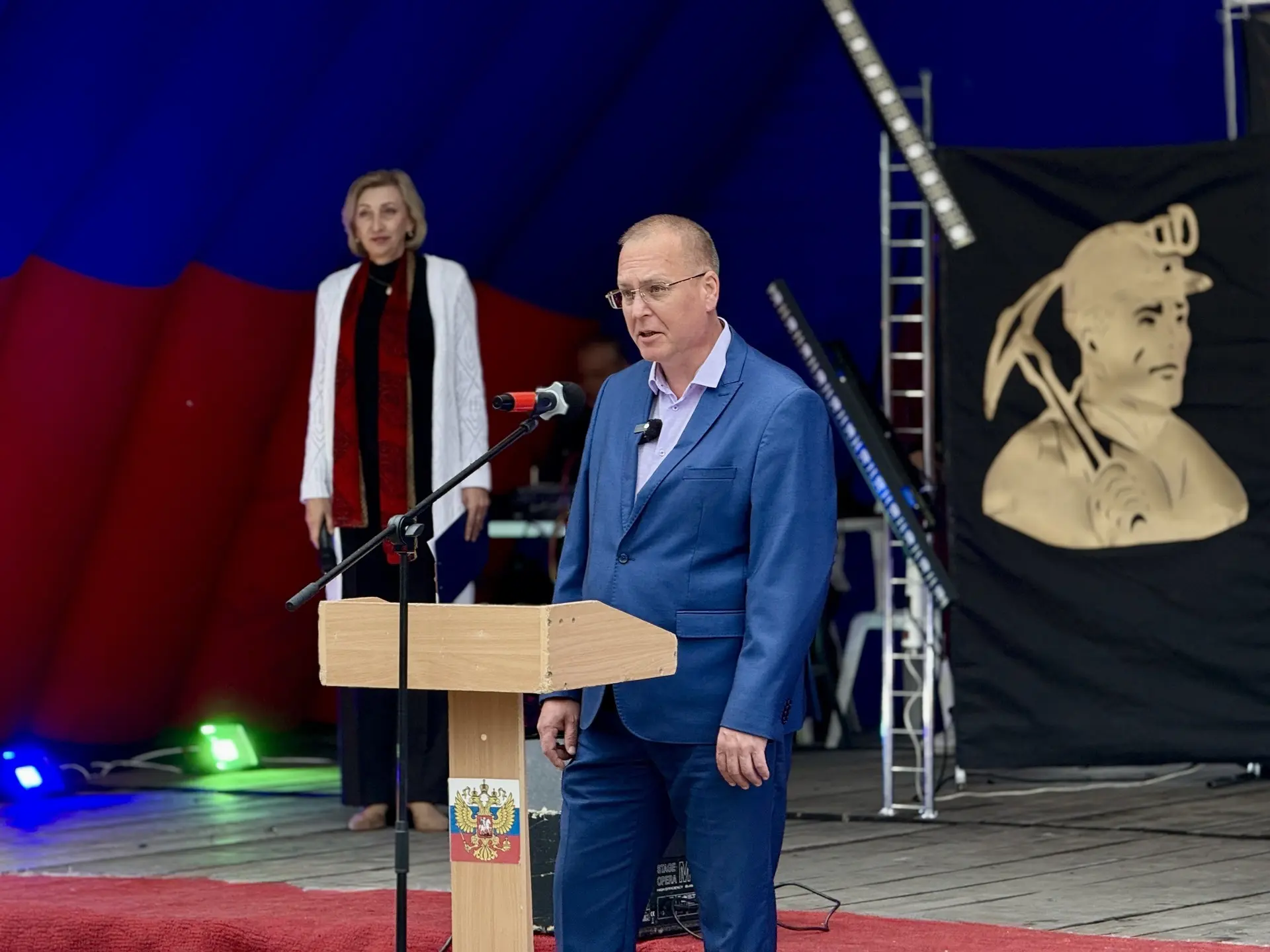 В Центральном парке проходит вечерняя концертная программа.