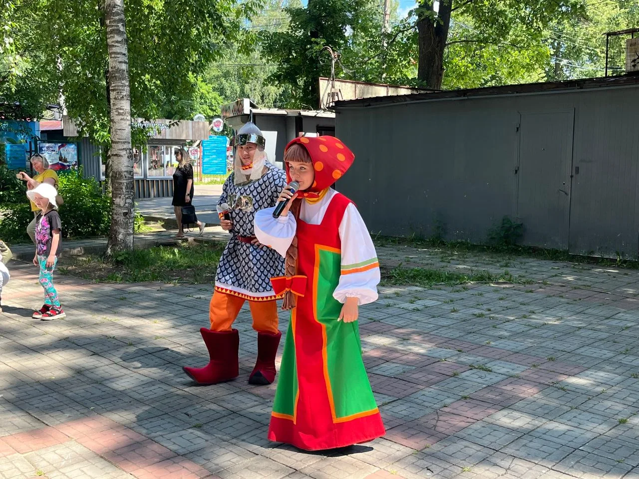 Алешка с Любавой уже ждут ребятишек на детской игровой программе в зоне аттракционов!

Скорее присое