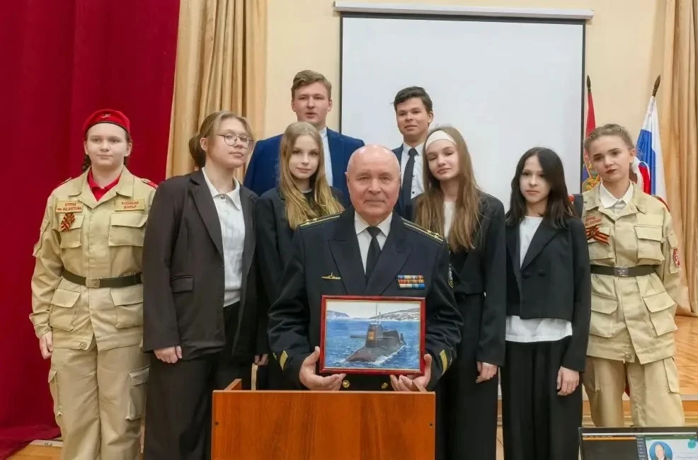 🇷🇺 В преддверии 9 мая в Лицее №27 состоялась «Классная встреча»  Нашим гостем стал капитан 1 ранга, 